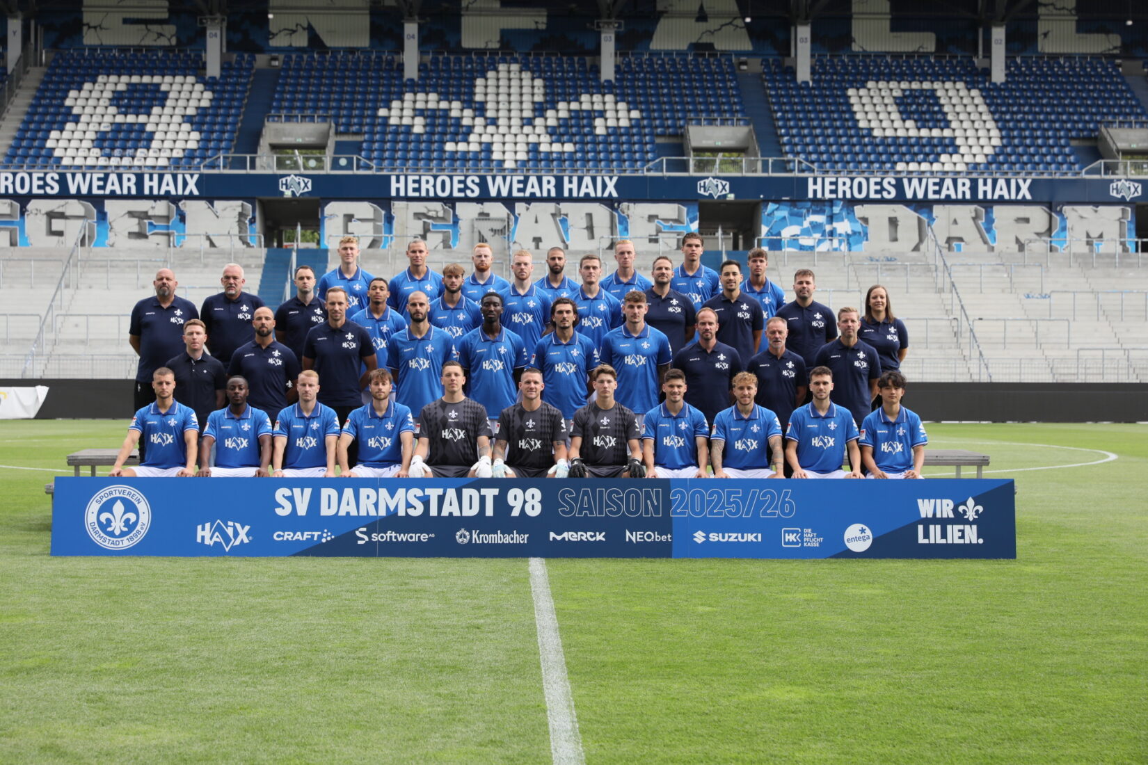 Neu-eingekleidet-das-Lilien-Mannschaftsfoto-2025